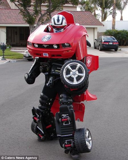 发烧友用玩具汽车制成现实版汽车人套装(图)