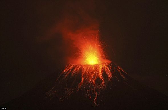 厄瓜多尔火山爆发抛出卡车大小巨石(图)