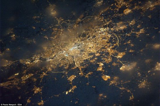 宇航员太空拍英国夜景:高速公路似蜘蛛网(图)