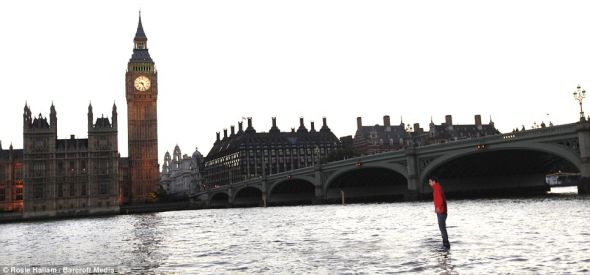英国魔术师表演水上行走横渡泰晤士河(图)