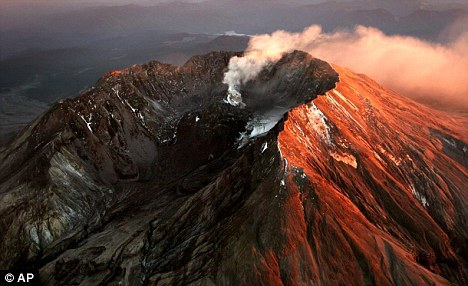 揭秘火山超级喷发:裂缝扩大致岩浆房破裂(图)