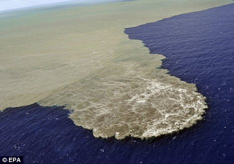 大西洋海底火山爆发:岩浆球喷出海面形成新岛