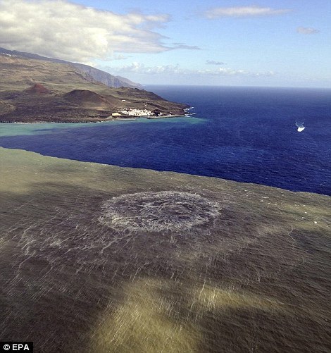 大西洋海底火山爆发:岩浆球喷出海面形成新岛