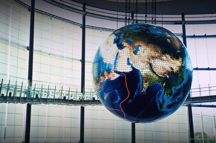 日本未来科学馆内的巨型OLED地球仪