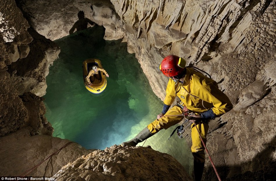 英国探险者征服世上最凶险洞穴:深入地下1000