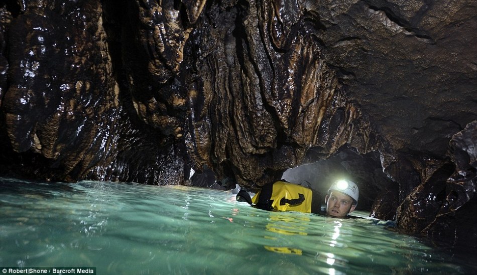 英国探险者征服世上最凶险洞穴:深入地下1000
