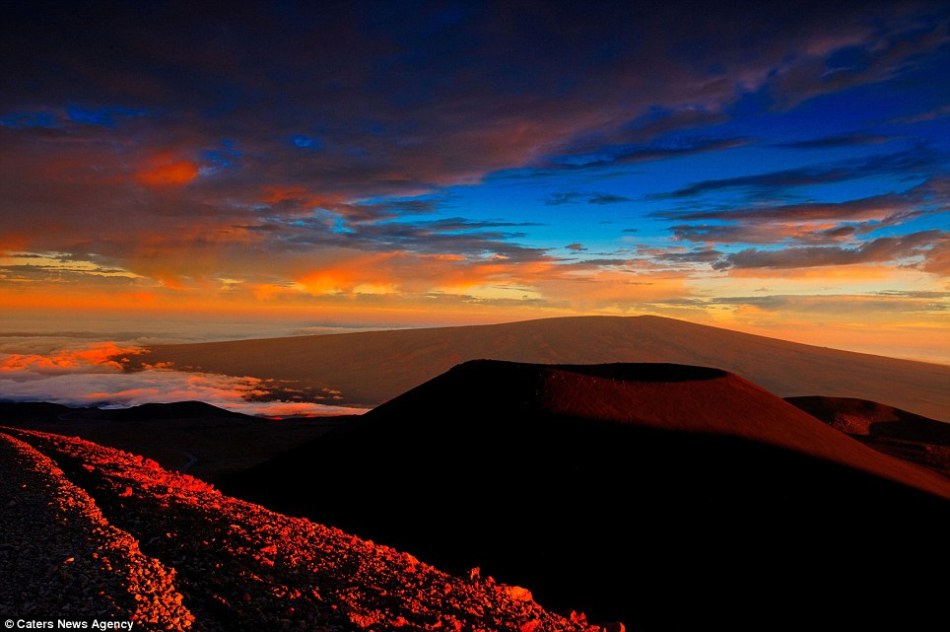 火山炽热岩浆入海壮观景象:蒸汽制造美丽彩虹