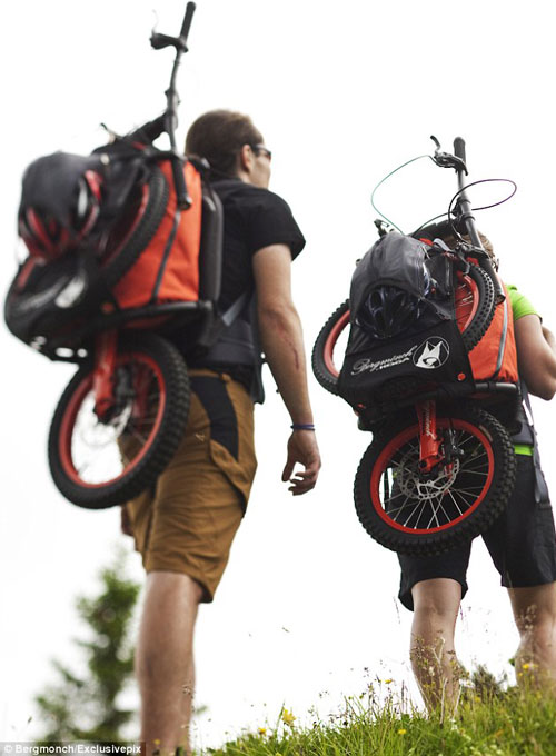 荷兰发明轻便式背包车 登山者可快捷下山