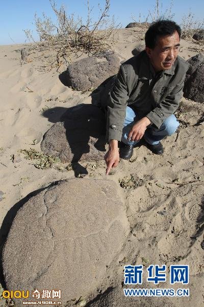 11月1日,史前岩画学者吴甲才在介绍白庙子人兽形岩画考察情况